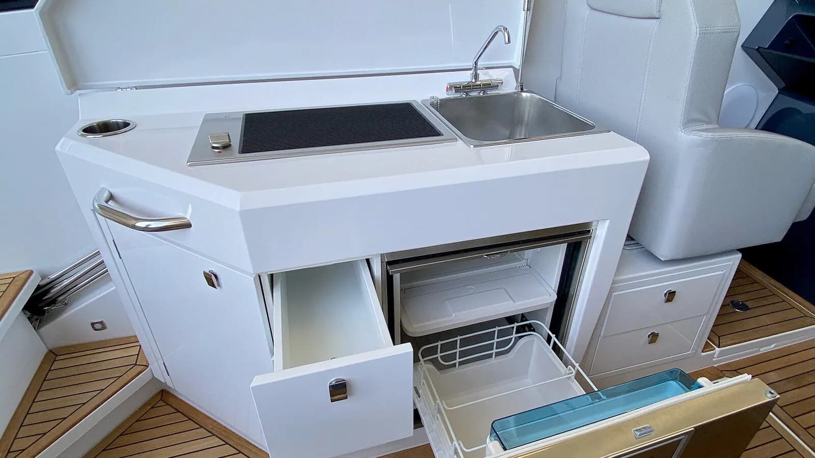 Exterior view of Flipper 900 DC- SPECIAL OFFER!