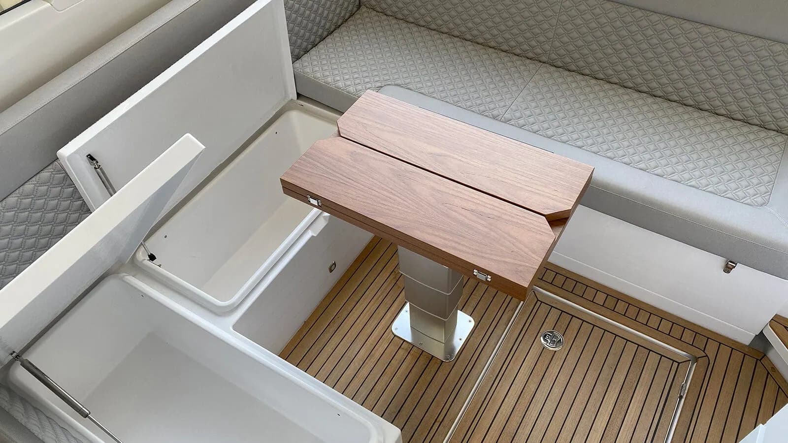 Interior view of Flipper 900 DC- SPECIAL OFFER!