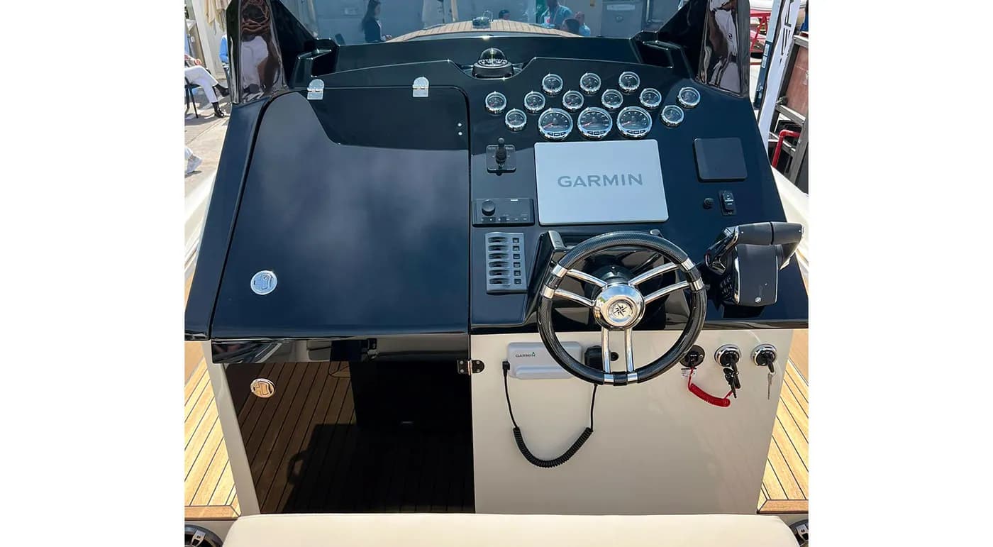 Helm view of SCANNER ENVY 1100 INBOARDS