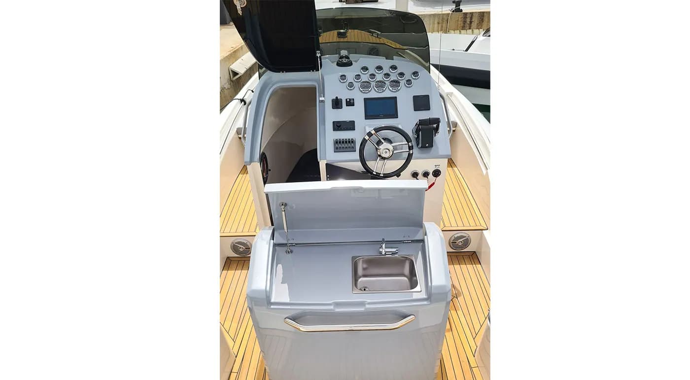 Helm view of SCANNER ENVY 950 INBOARDS