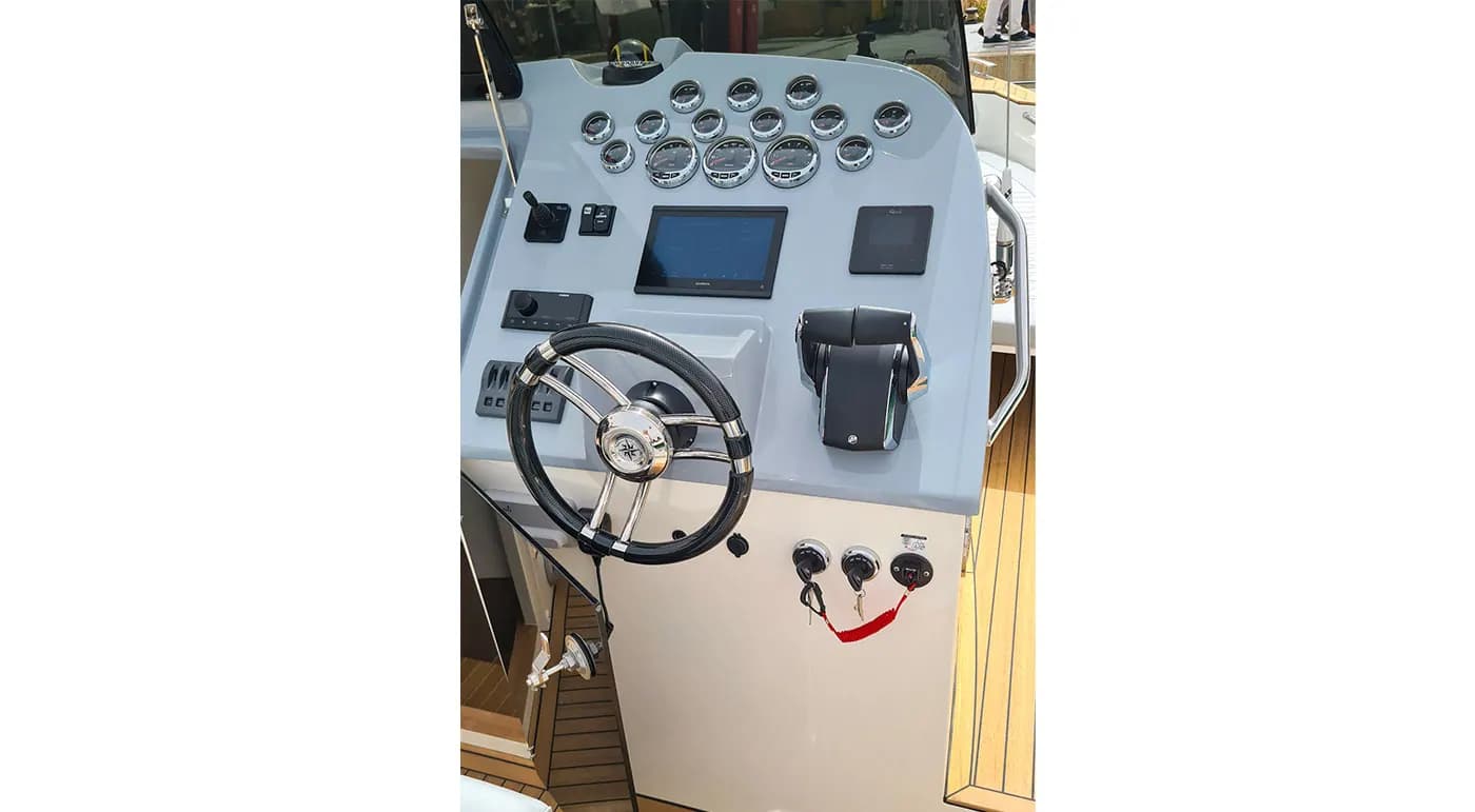 Interior view of SCANNER ENVY 950 INBOARDS