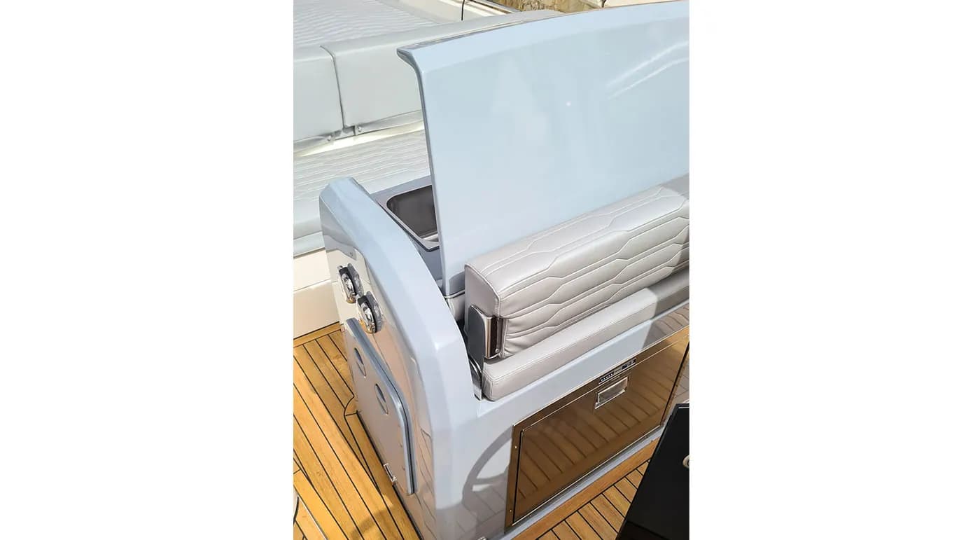 Exterior view of SCANNER ENVY 950 INBOARDS