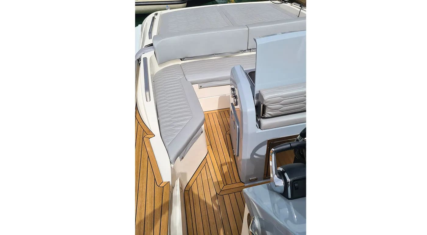 Helm view of SCANNER ENVY 950 INBOARDS