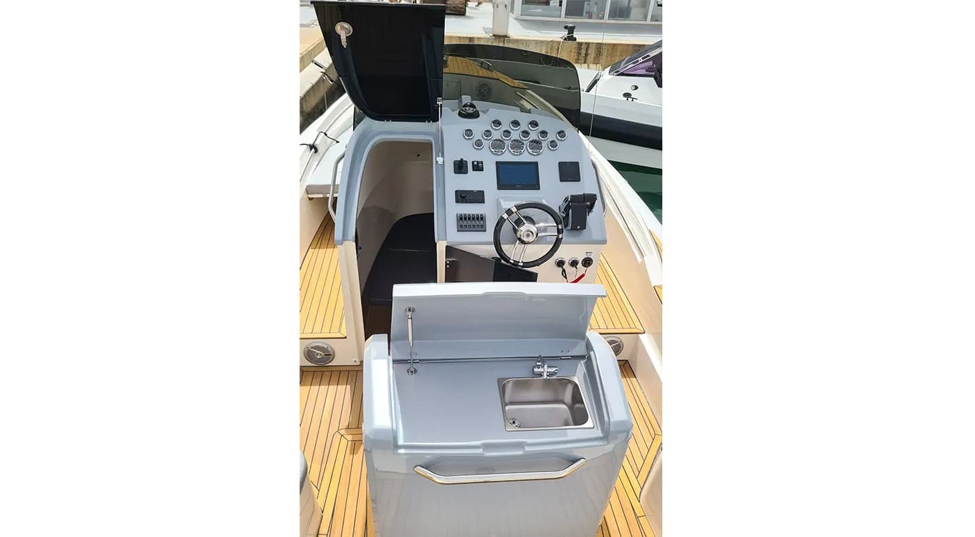 Interior view of SCANNER ENVY 950 INBOARDS