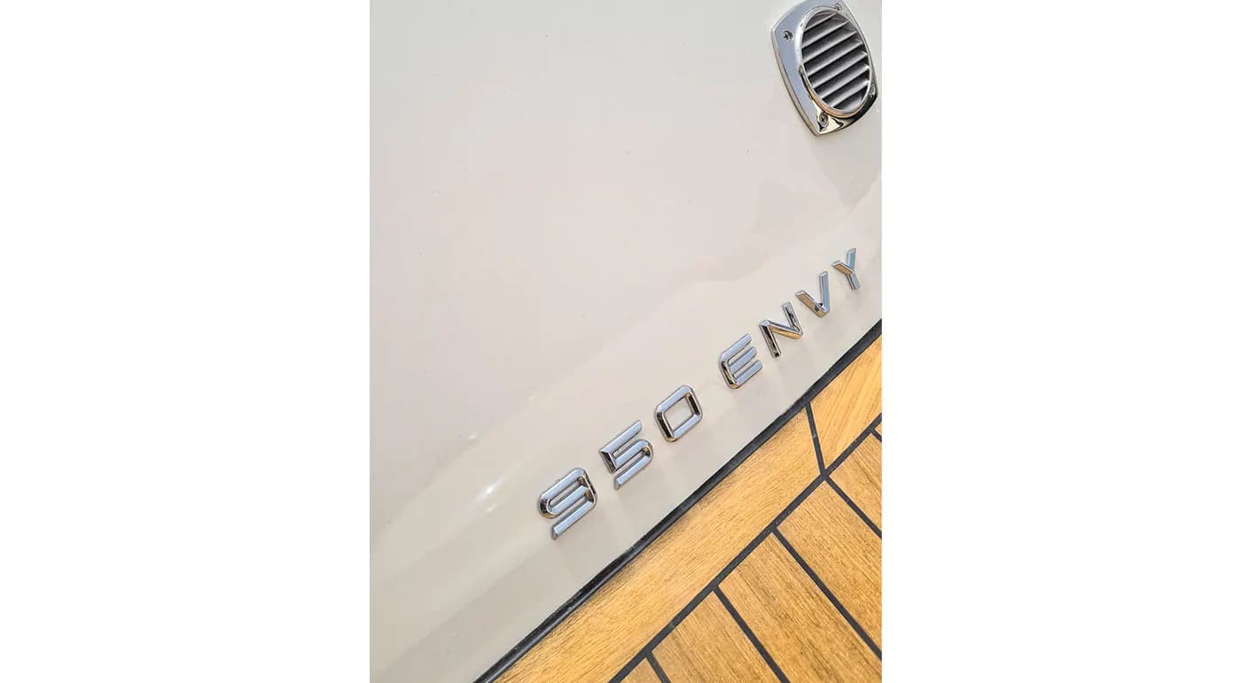 Helm view of SCANNER ENVY 950 INBOARDS