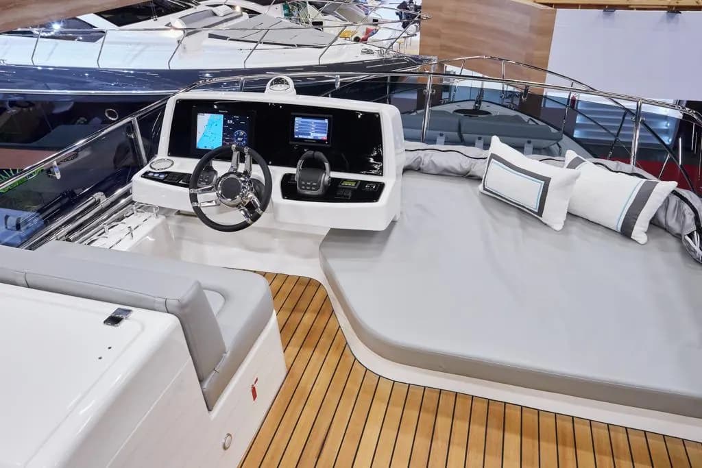 Exterior view of Schaefer 510 GT Flybridge