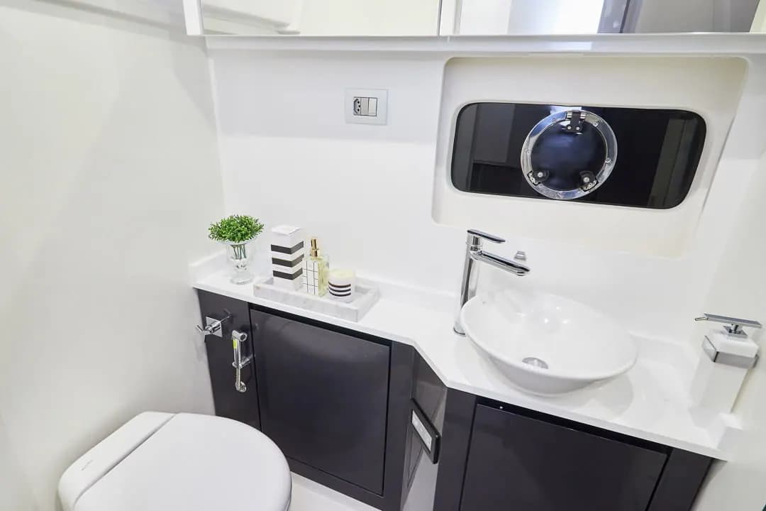 Helm view of Schaefer 510 GT Flybridge