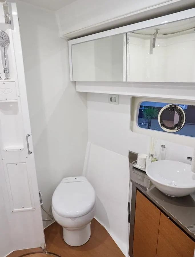 Helm view of Schaefer 510 GT Flybridge