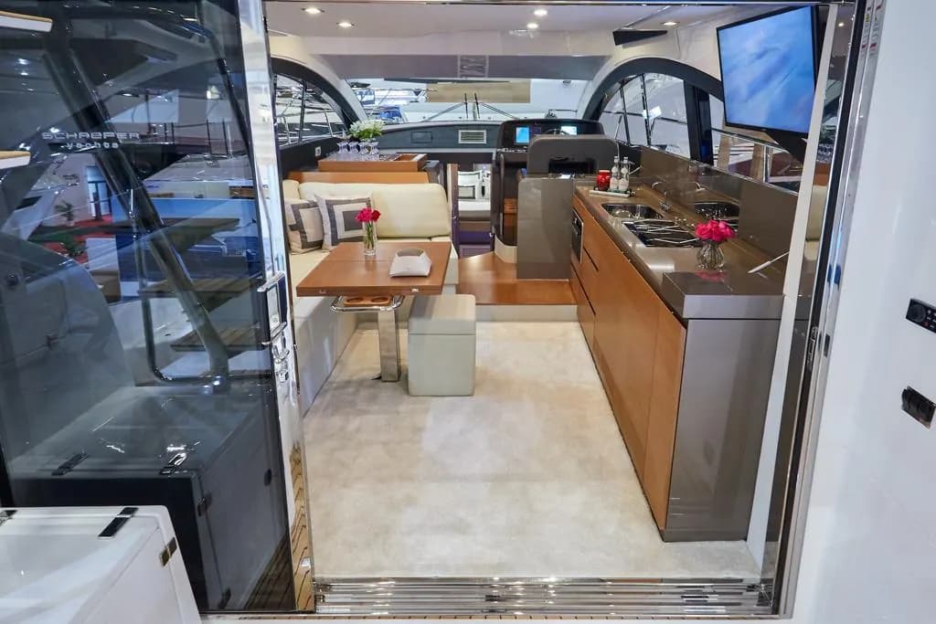 Exterior view of Schaefer 510 GT Flybridge