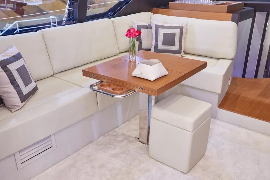 Deck view of Schaefer 510 GT Flybridge