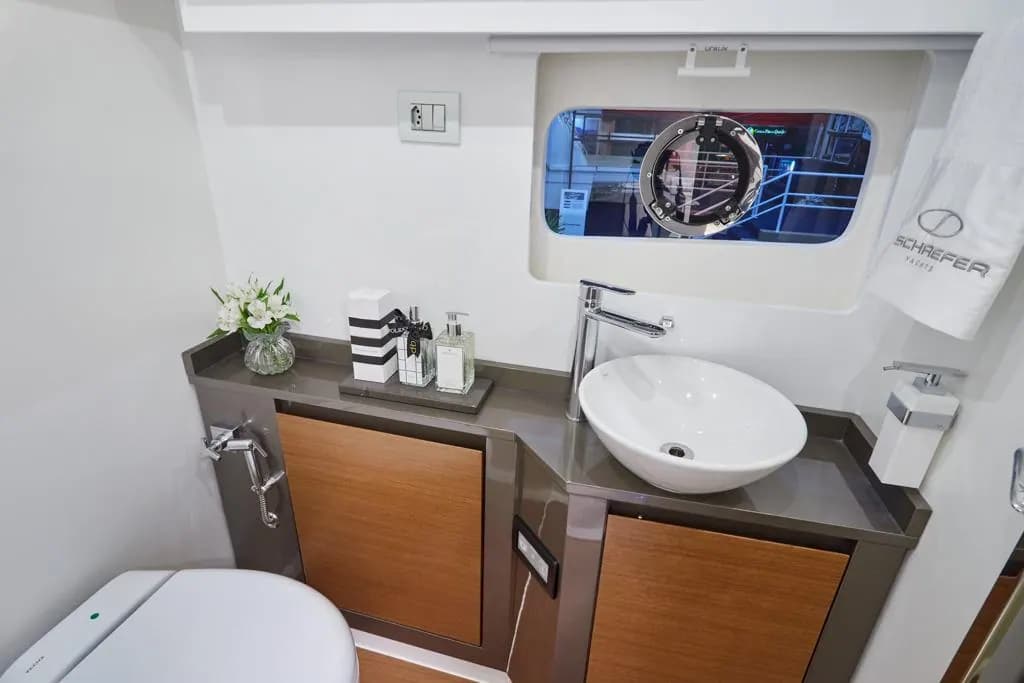 Interior view of Schaefer 510 GT Flybridge