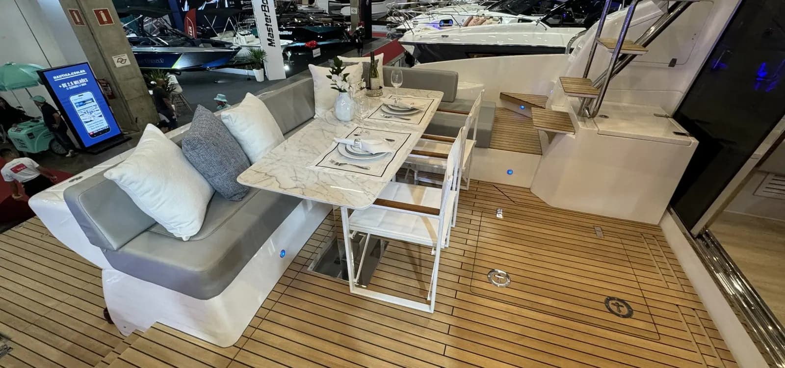 Deck view of Schaefer 510 GT Flybridge