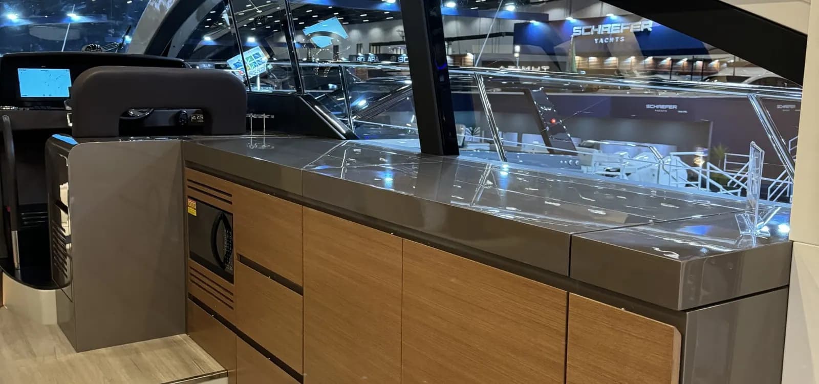 Helm view of Schaefer 510 GT Flybridge