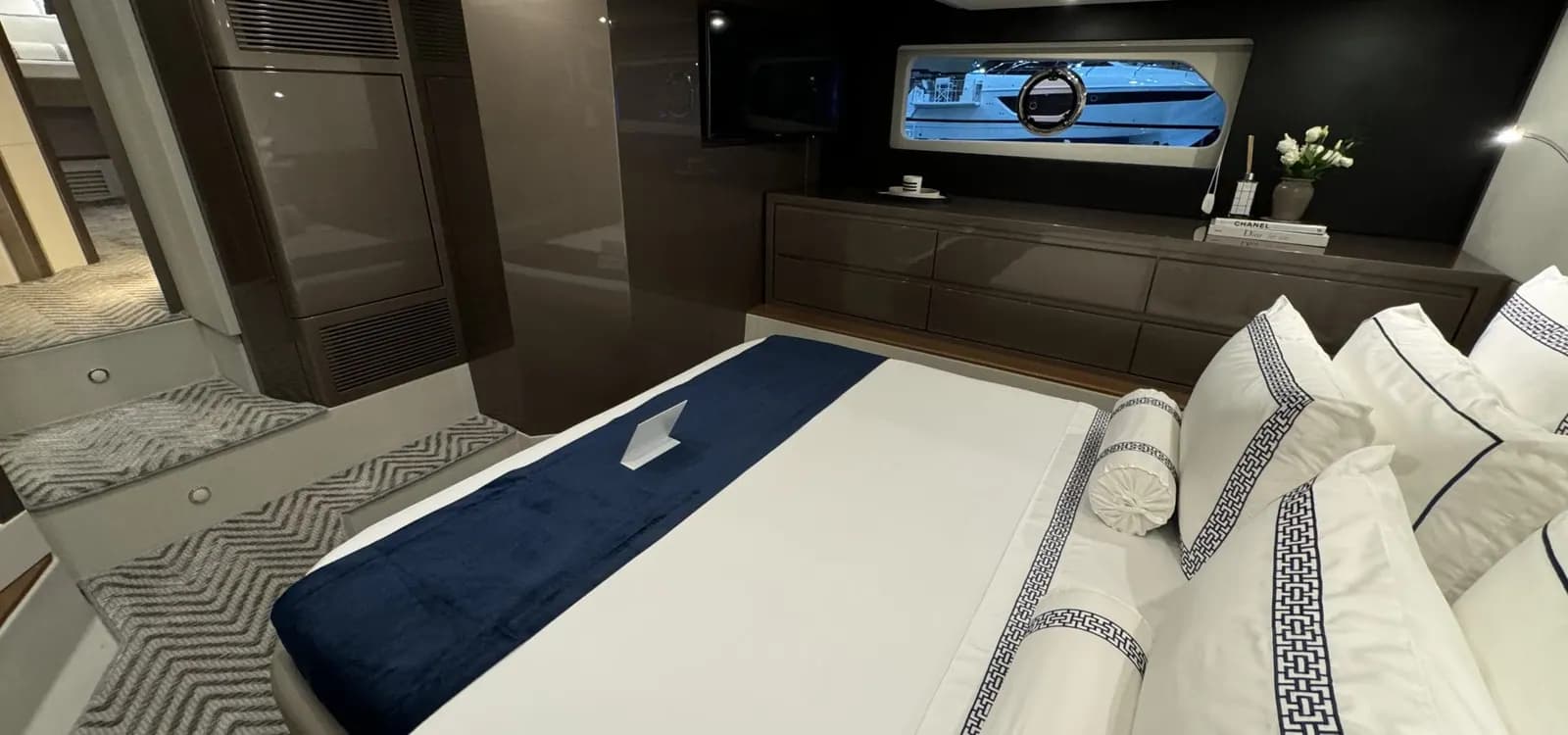 Exterior view of Schaefer 510 GT Flybridge