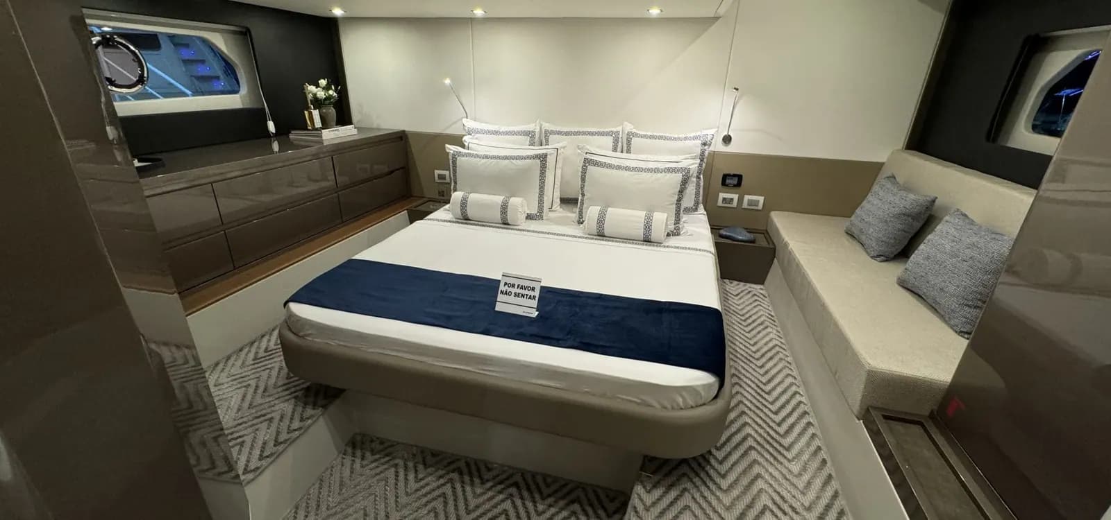 Deck view of Schaefer 510 GT Flybridge