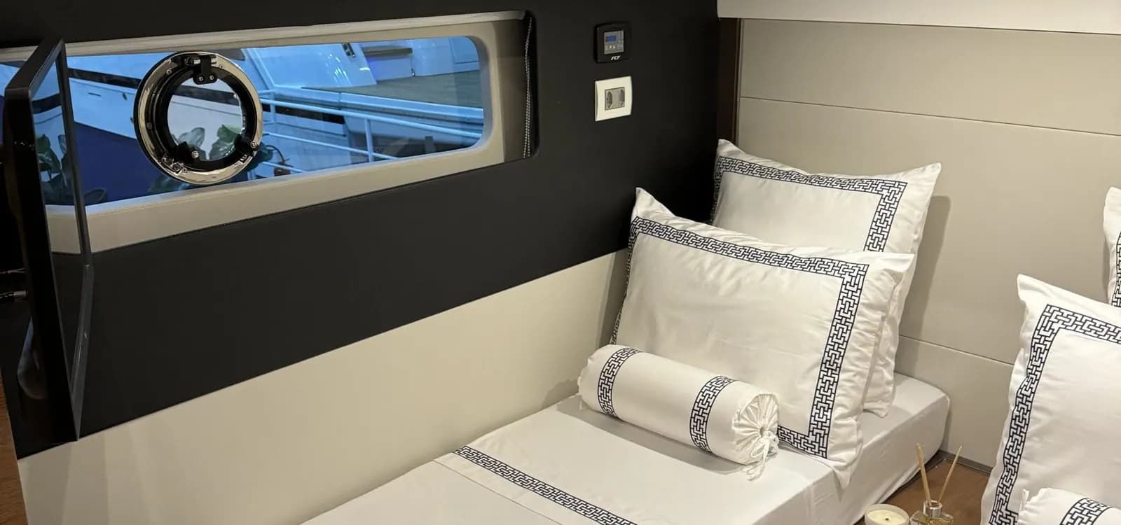 Exterior view of Schaefer 510 GT Flybridge