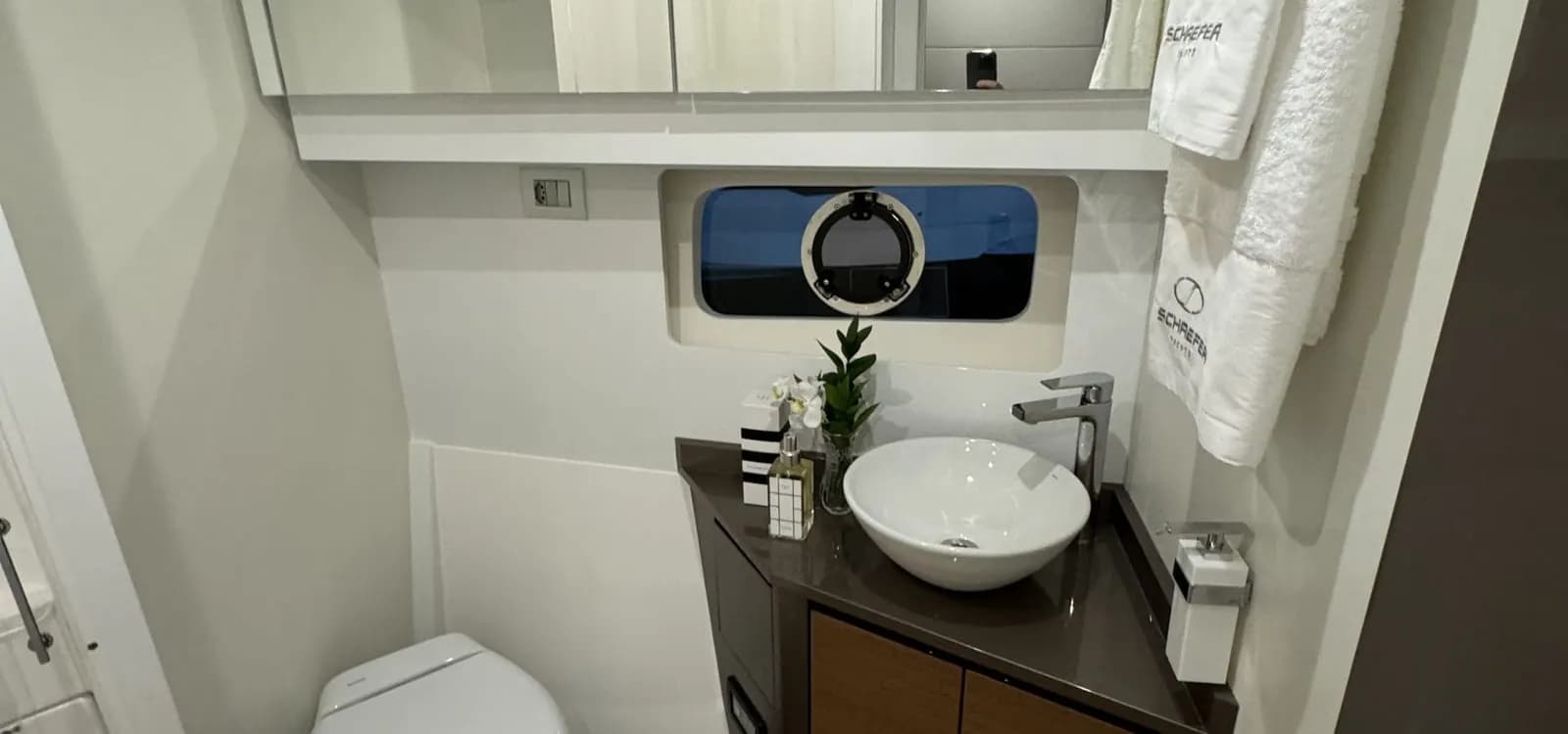 Helm view of Schaefer 510 GT Flybridge