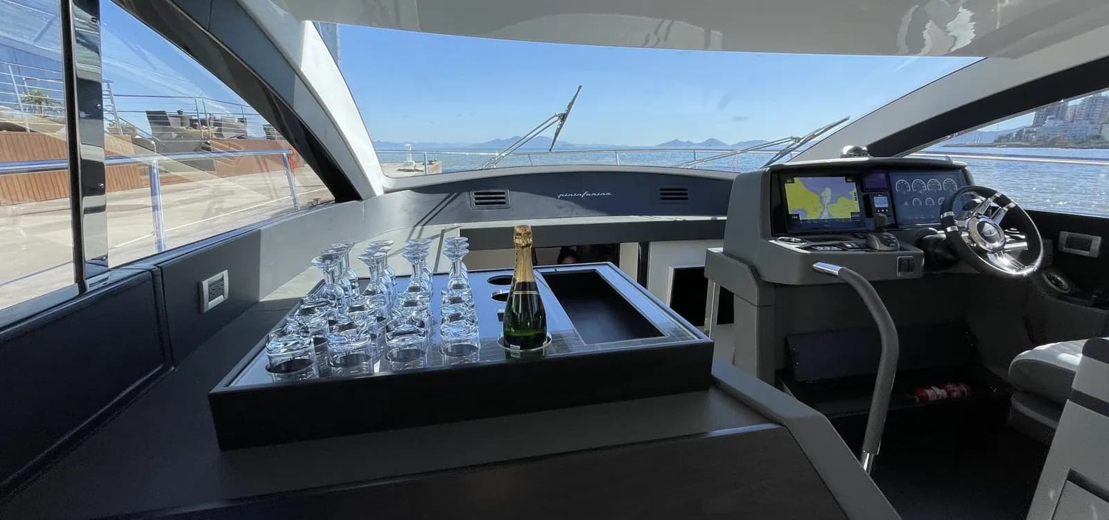 Deck view of Schaefer 510 GT Flybridge