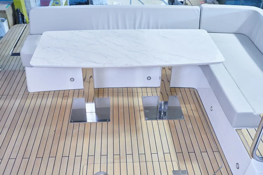 Deck view of Schaefer 510 GT Flybridge