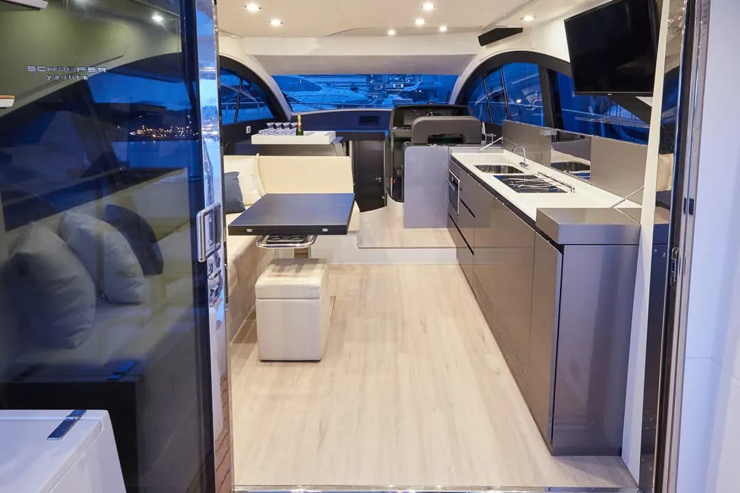 Helm view of Schaefer 510 GT Flybridge