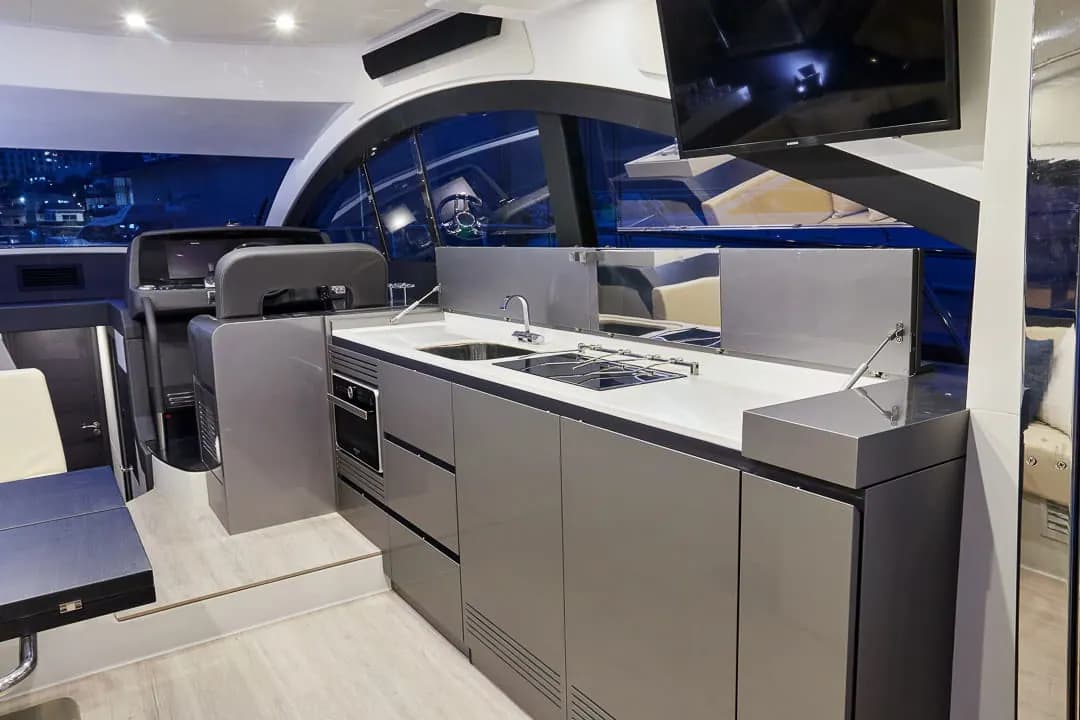 Exterior view of Schaefer 510 GT Flybridge