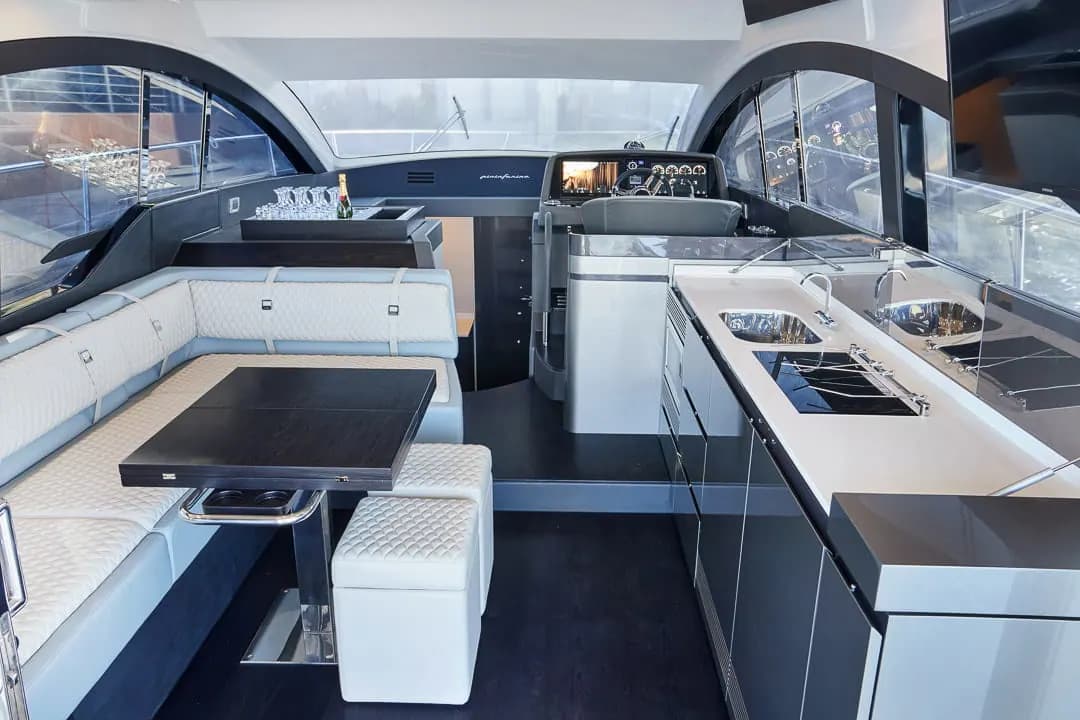Deck view of Schaefer 510 GT Flybridge