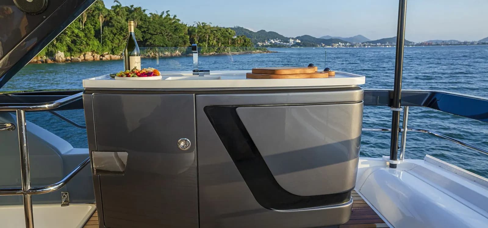 Deck view of Schaefer Yachts 600