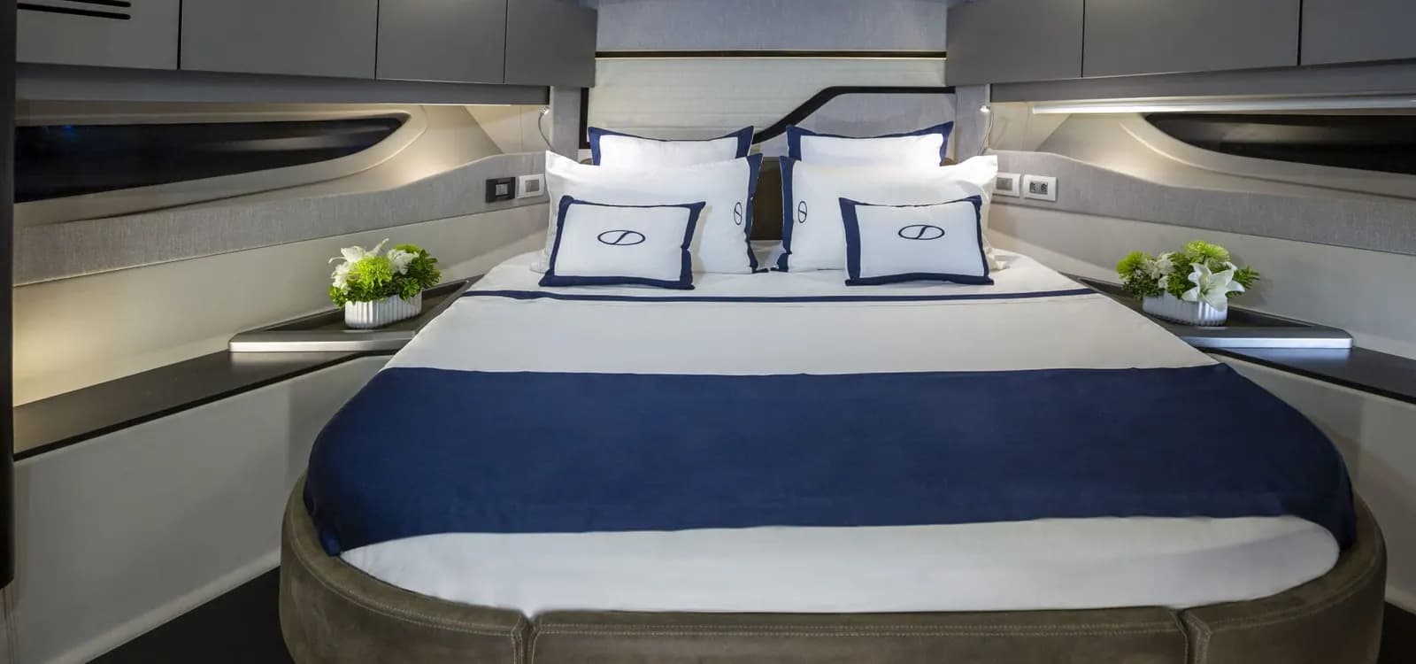 Helm view of Schaefer Yachts 600