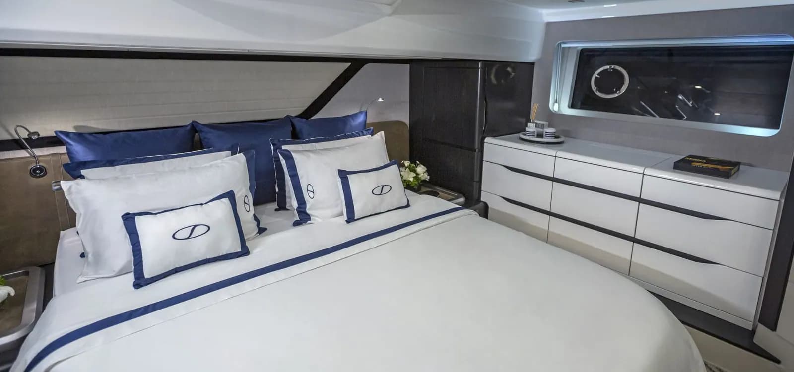 Helm view of Schaefer Yachts 600