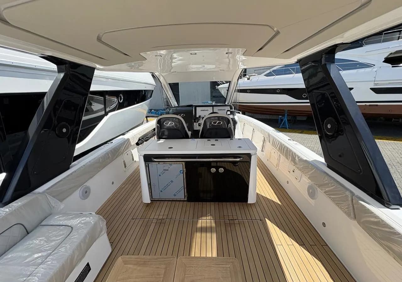 Deck view of Schaefer V34