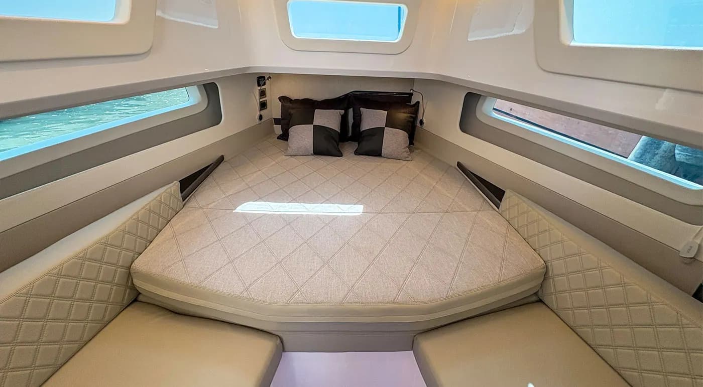 Deck view of SCHAEFER YACHTS V44 Blue