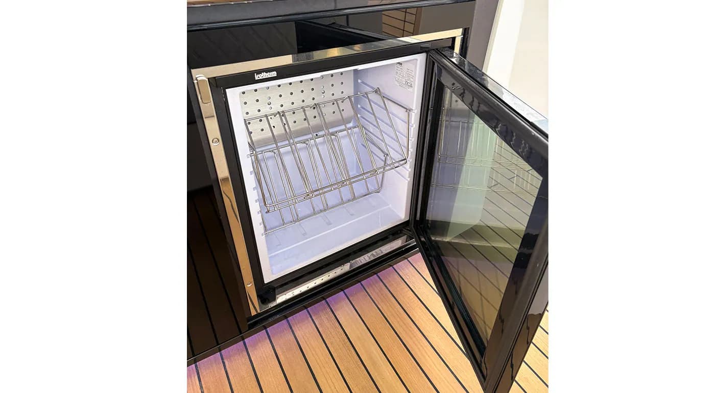 Deck view of SCHAEFER YACHTS V44 Blue