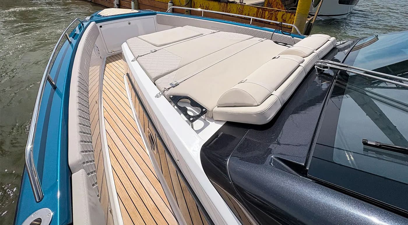 Deck view of SCHAEFER YACHTS V44 Blue
