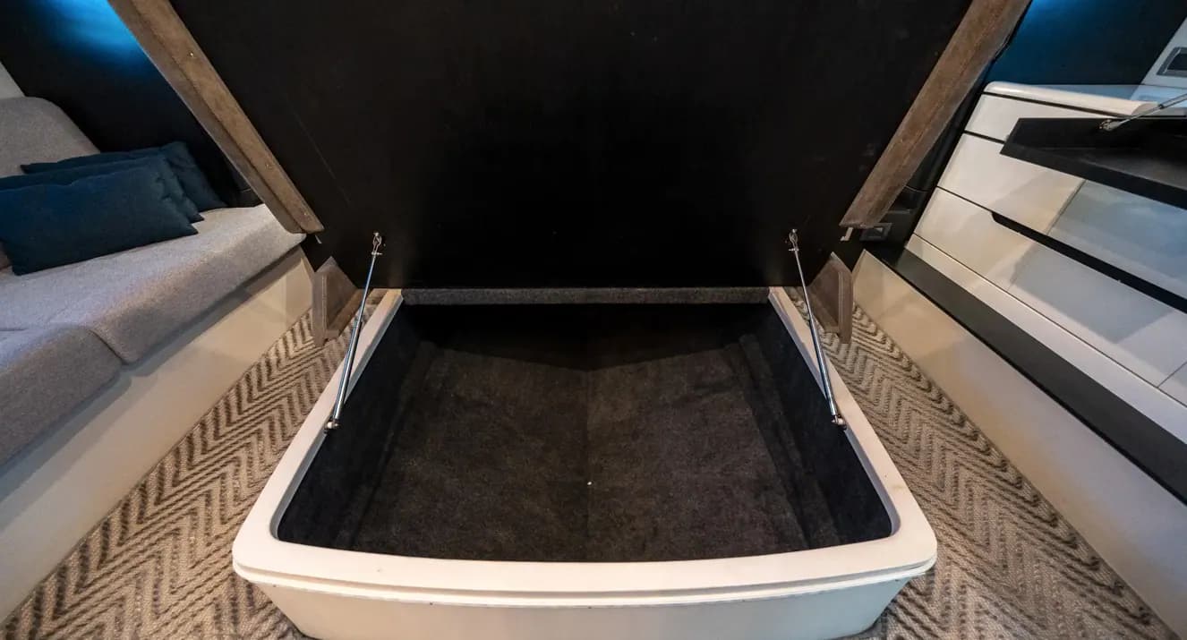 Helm view of Schaefer 660